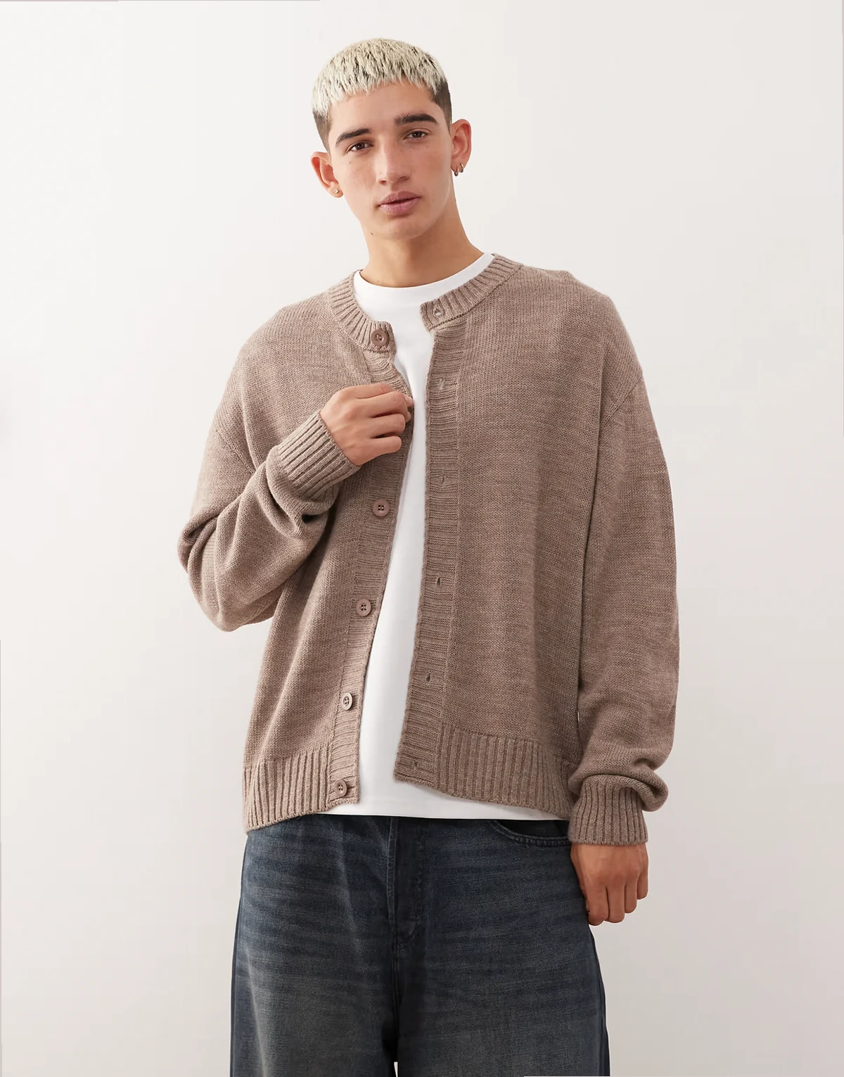 – Brązowy kardigan