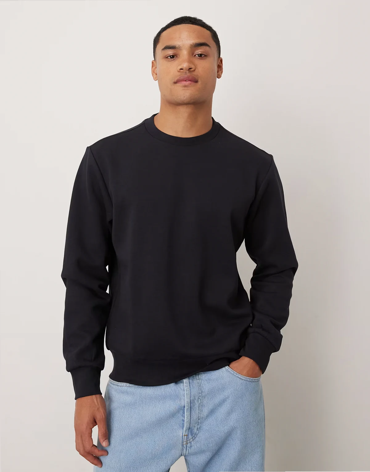 – Granatowa bluza oversize