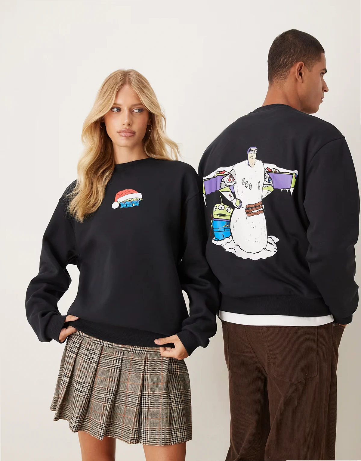 – Disney Pixar – Ciemnogranatowa luźna bluza unisex ze świątecznym nadrukiem z Buzzem Astralem