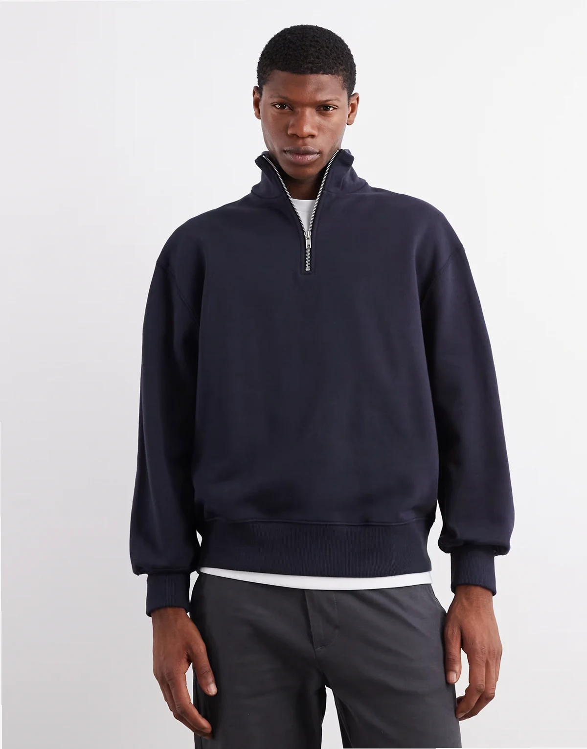 – Bluza oversize z zamkiem pod szyją z grubej dzianiny premium o gramaturze 400 g/m² w kolorze granatowym