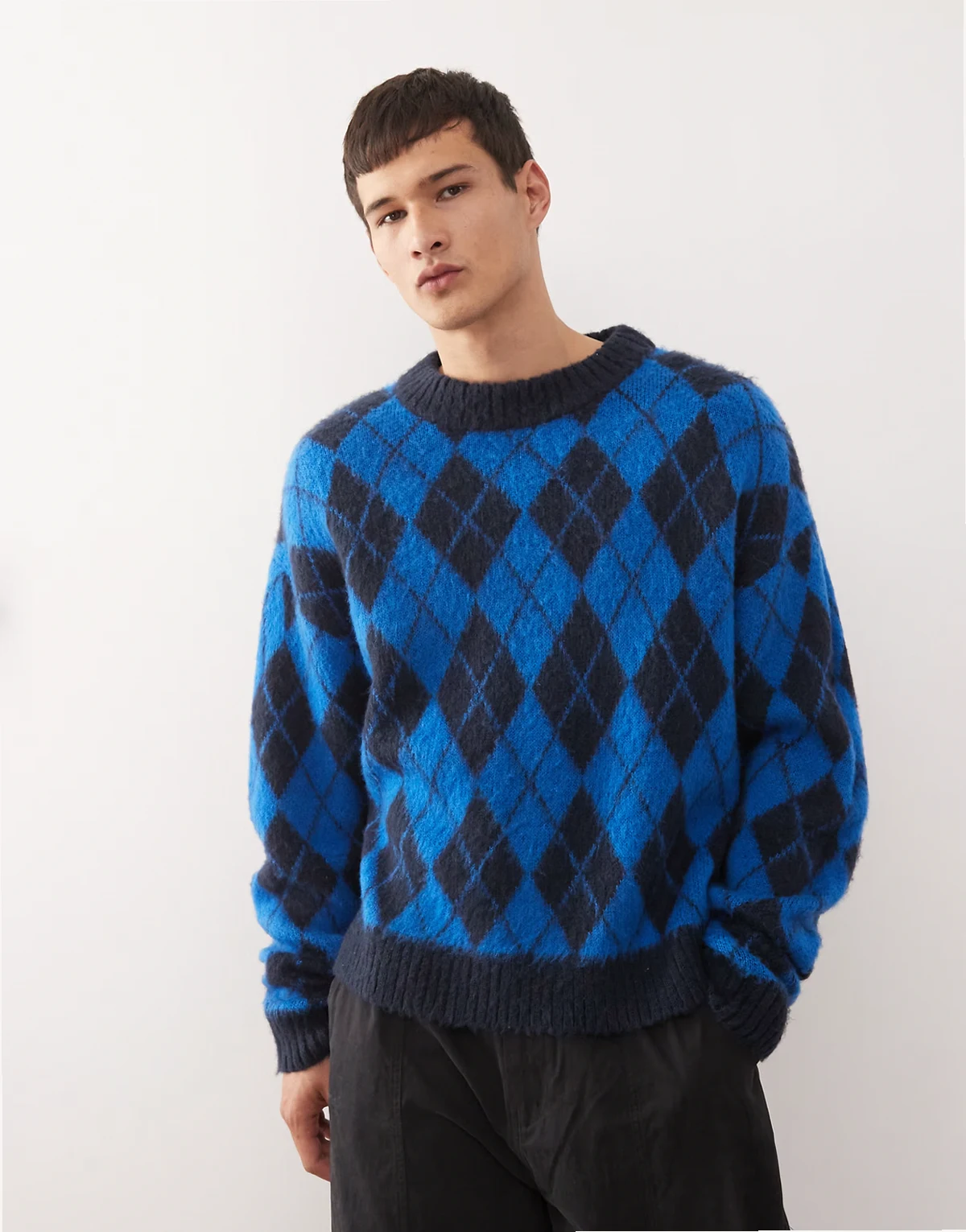 – Niebieska dzianinowa bluza w romby
