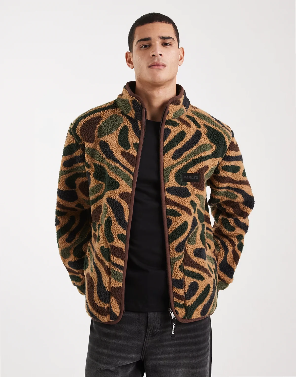 – Fleecejacke in Braun/Grün mit Logo, Reißverschluss und Military-Muster