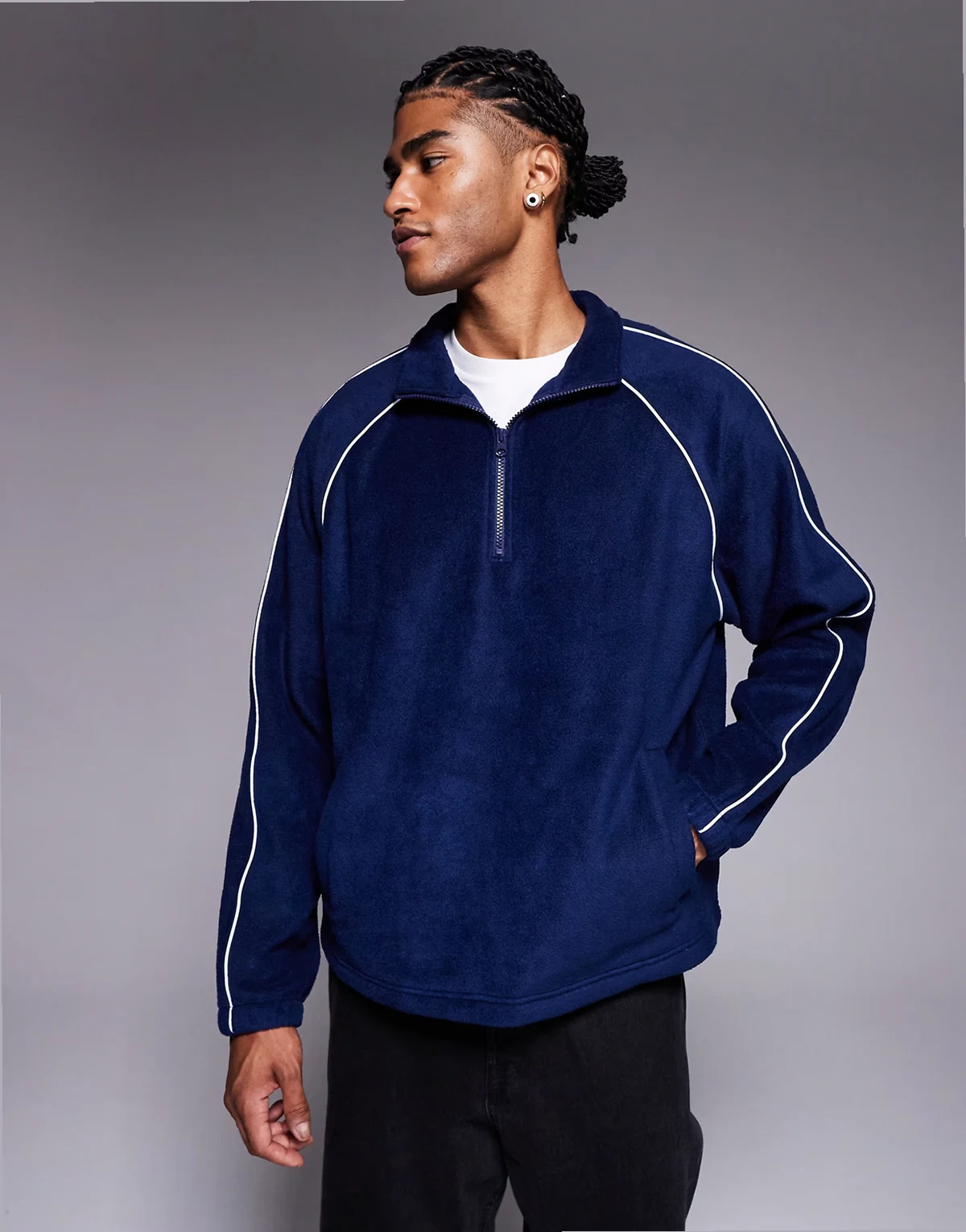 – Locker geschnittenes Fleece-Sweatshirt in Blau mit Stehkragen und Paspelierung