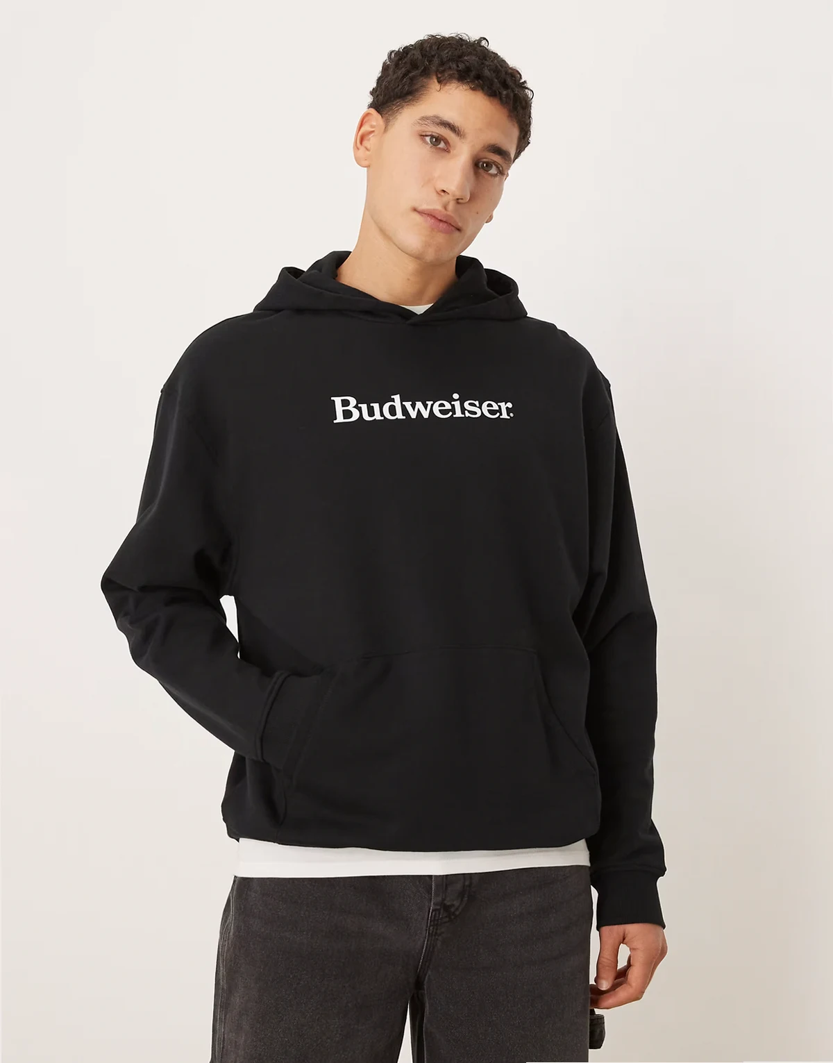 – Czarna bluza oversize z kapturem i nadrukiem Budweisera