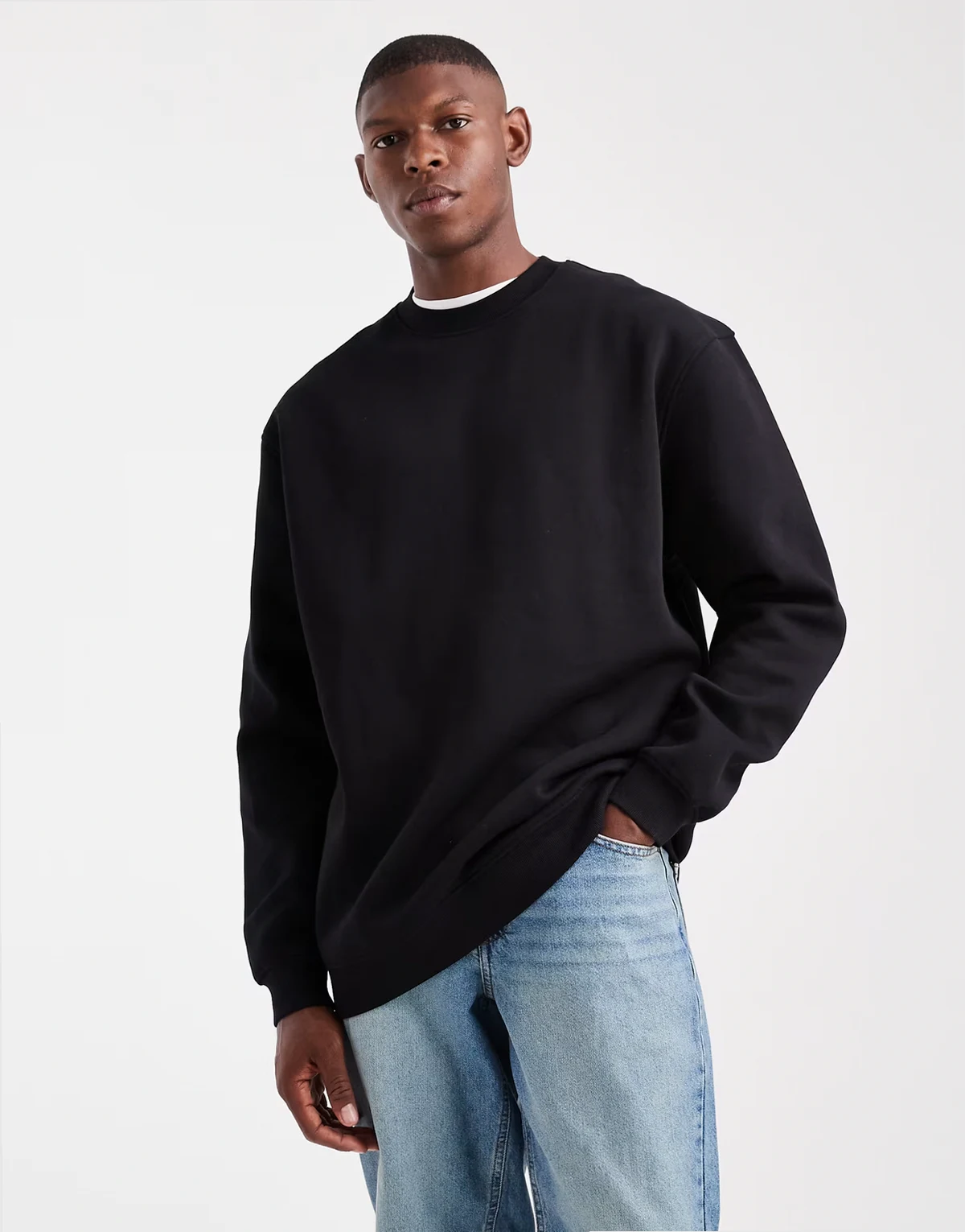– Basic-Sweatshirt in Schwarz mit Relaxed-Fit-Passform und Longline-Schnitt