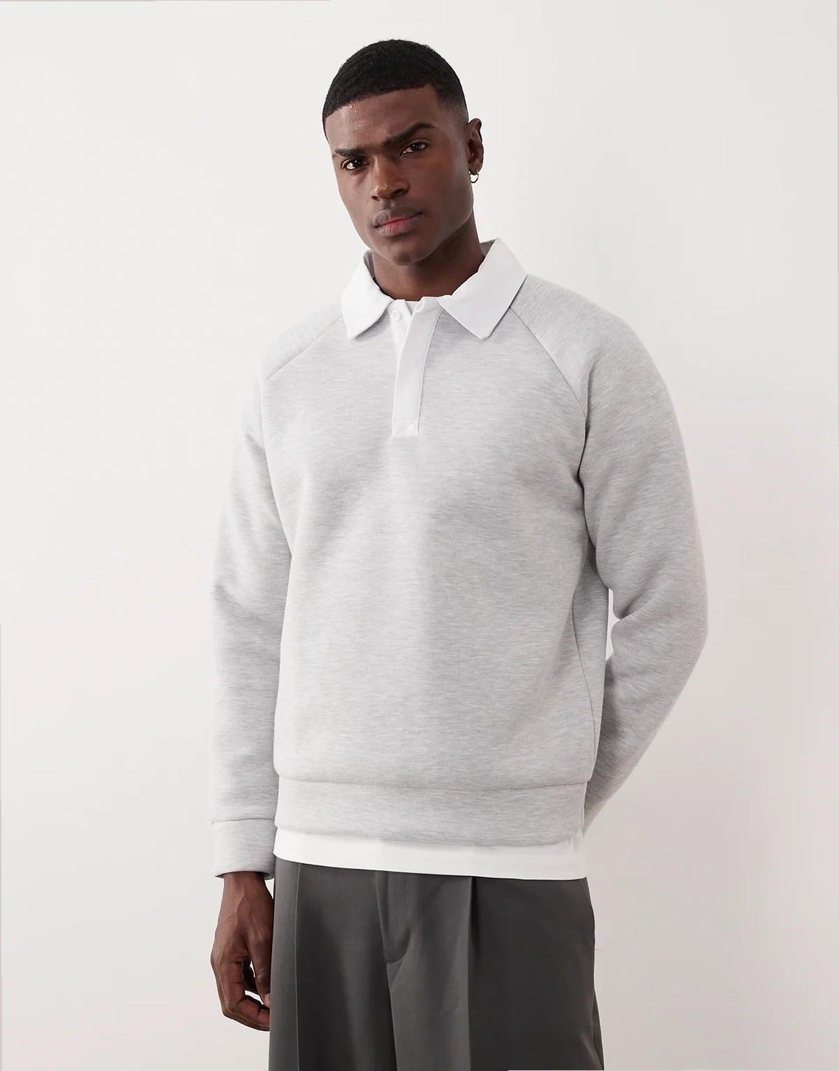 – Sweatshirt aus schwerem, neoprenartigem Material in Grau mit Kontrast-Polokragen