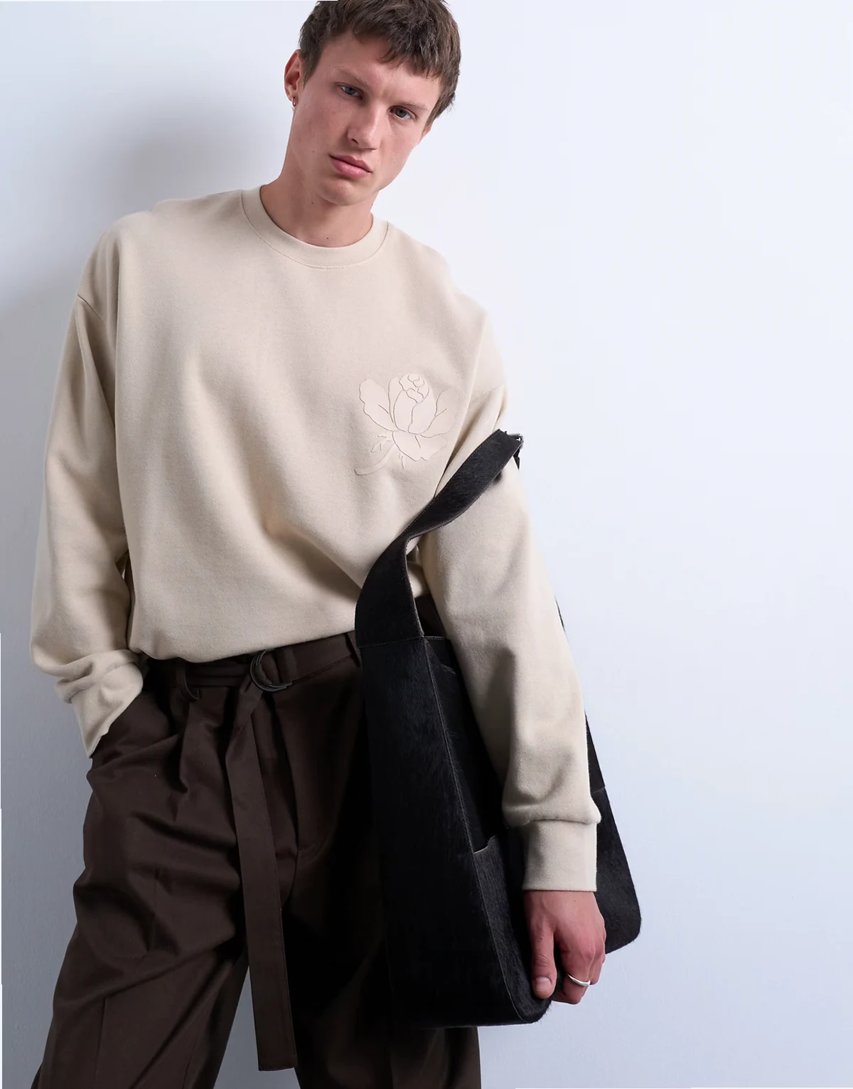 – Oversize-Sweatshirt in Steinbeige mit erhabenem Blumen-Print