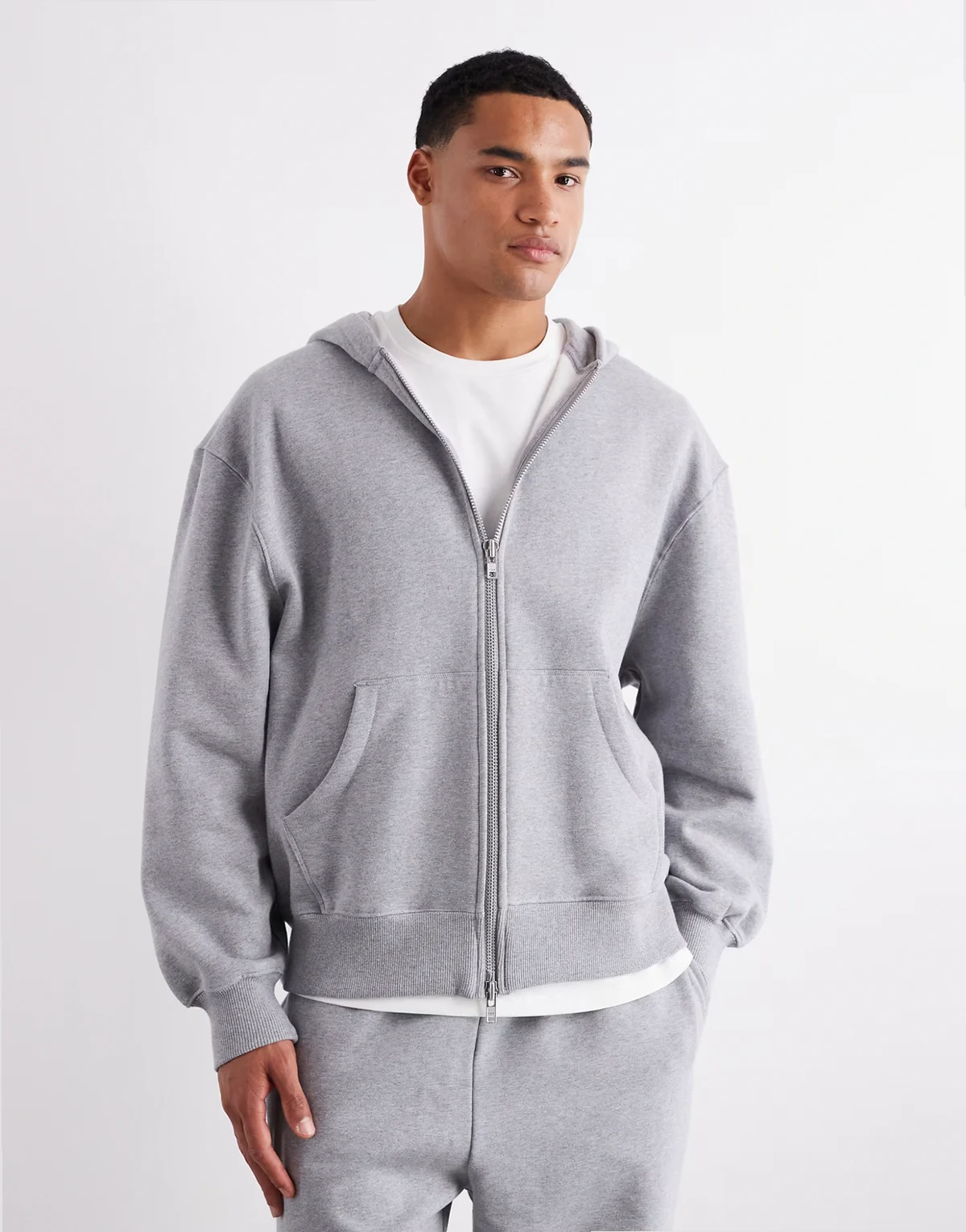 – Hochwertige Oversize-Kapuzenjacke aus schwerem Stoff in meliertem Grau, 400 g/m²