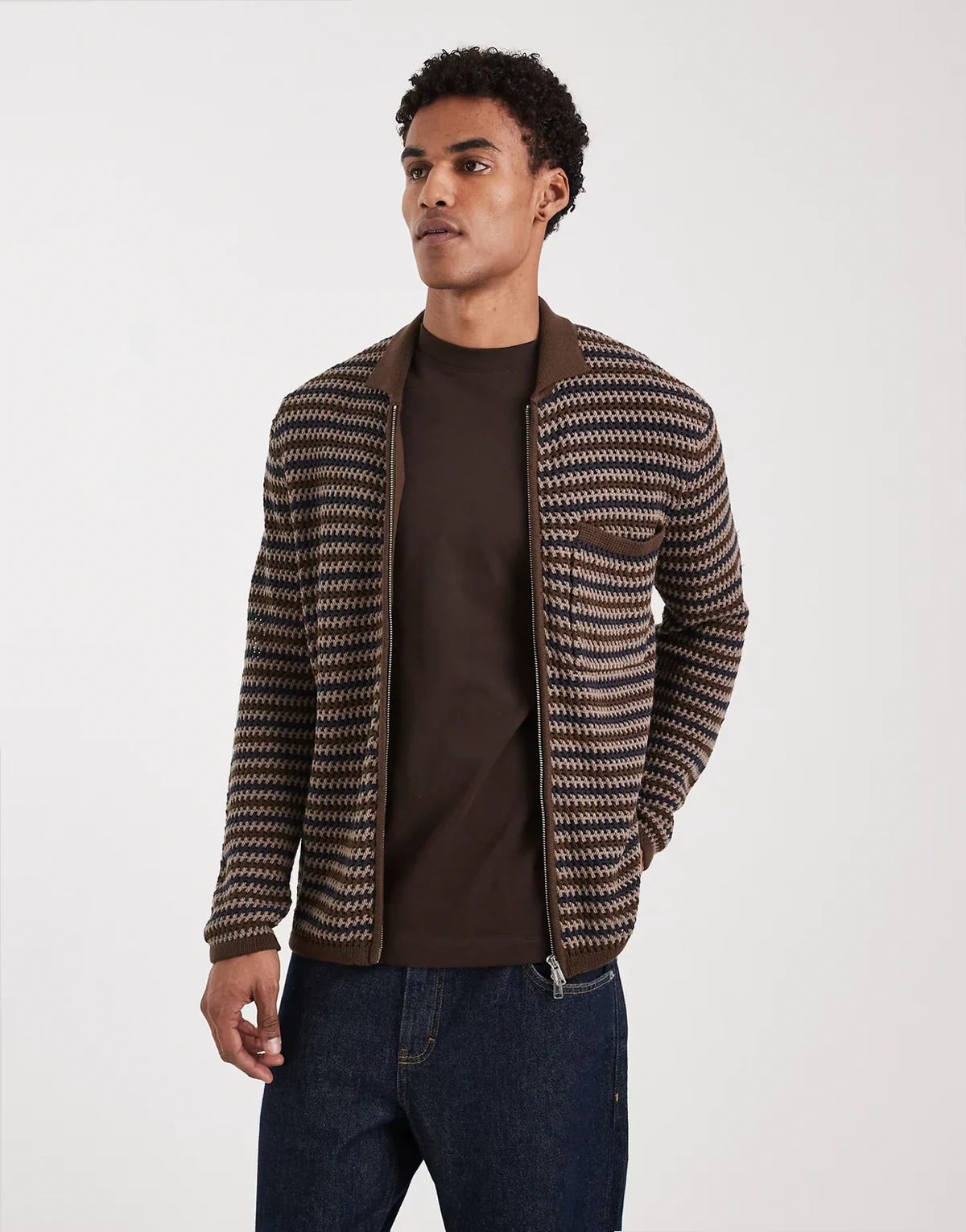 – Häkelstrickjacke in Marineblau und Braun mit durchgehendem Reißverschluss