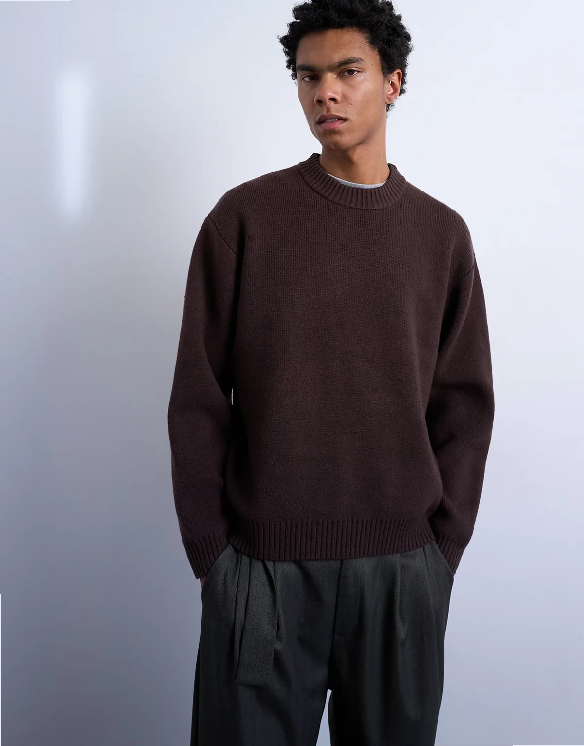 – Relaxed-Fit-Strickpullover in Braun mit Rundhalsausschnitt