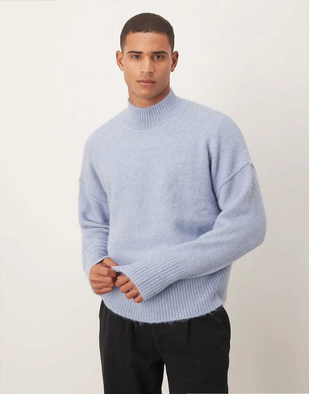 – Niebieski sweter oversize z golfem z dzianiny z domieszką wełny