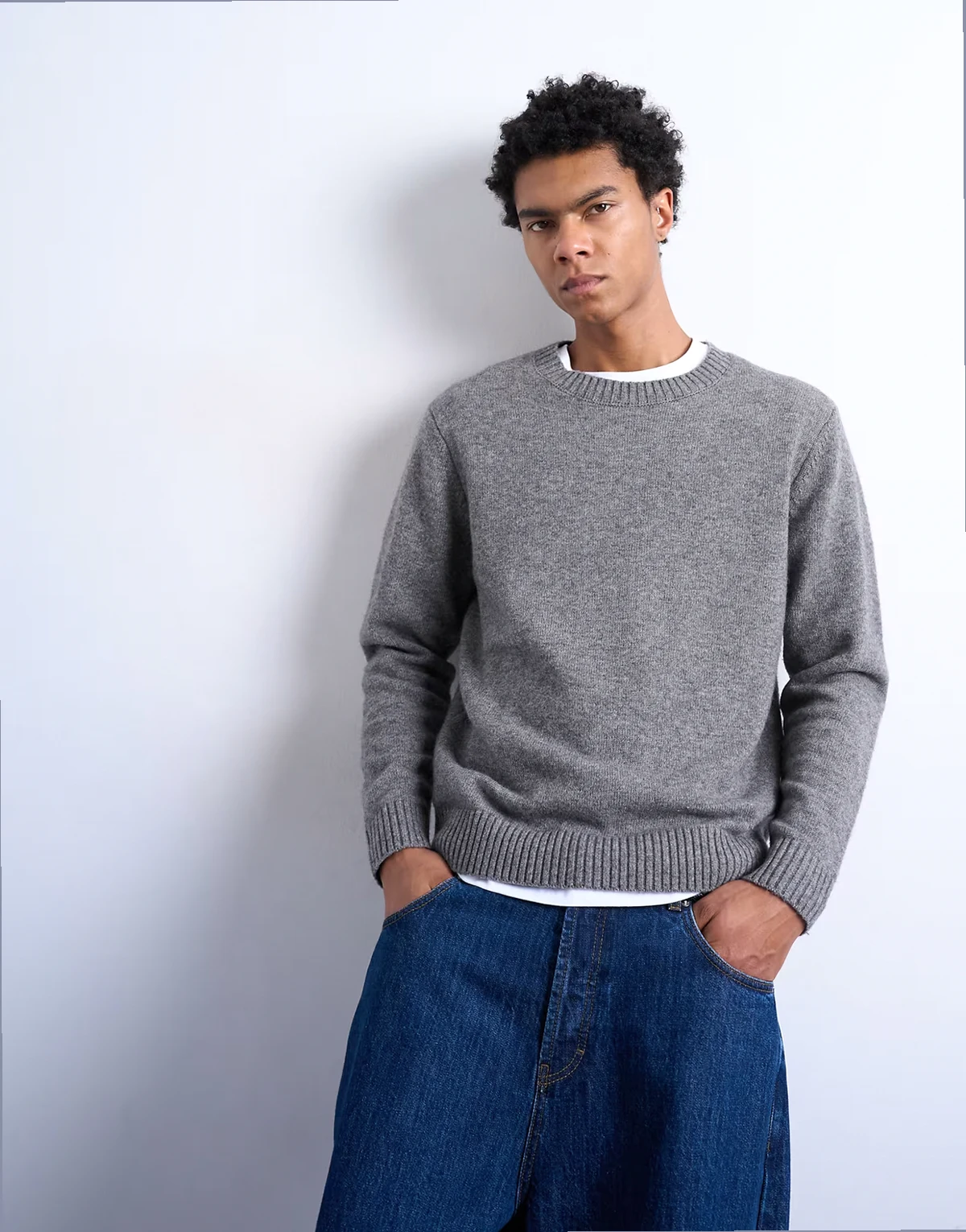 – Regular-Fit-Strickpullover in Grau mit Rundhalsausschnitt und Wollanteil