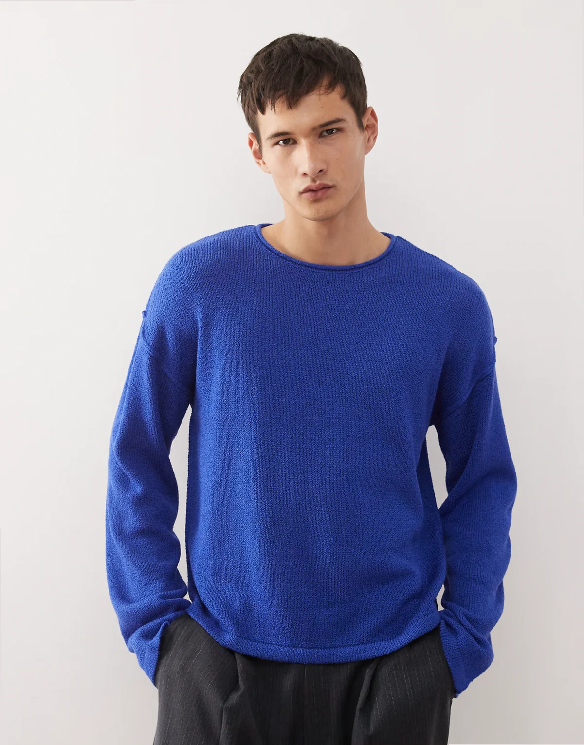 – Niebieski sweter oversize