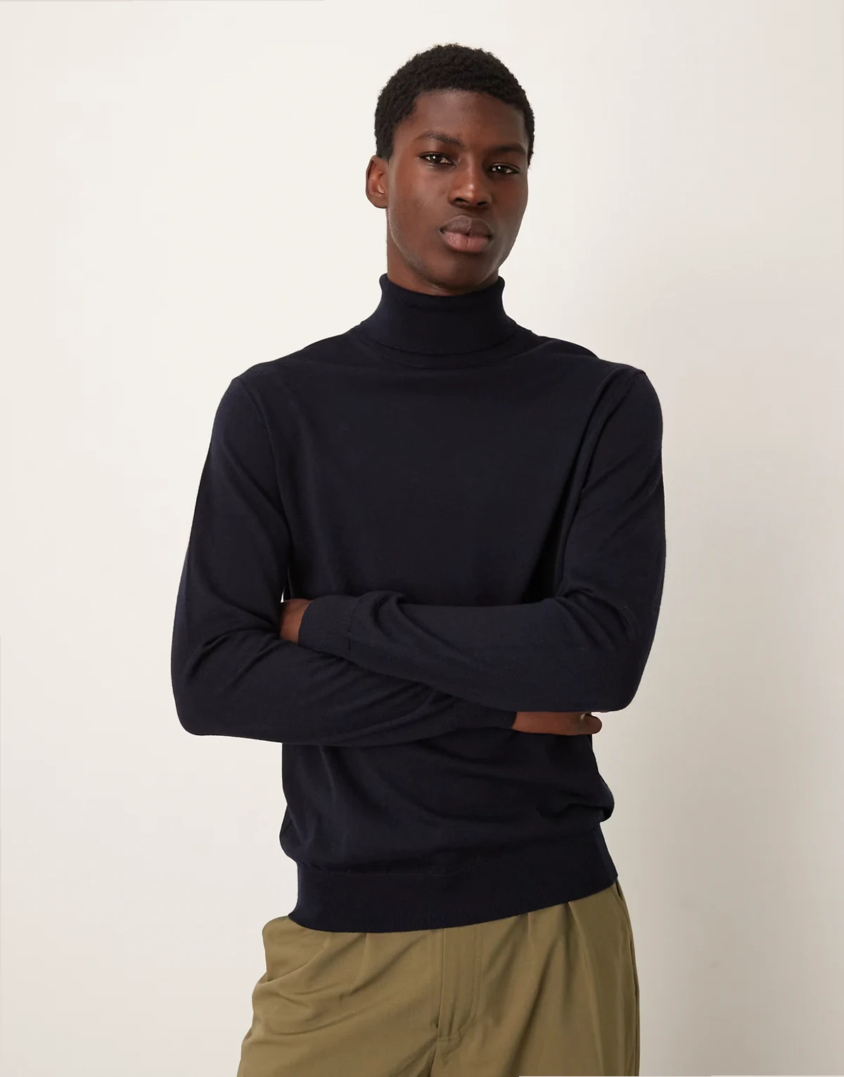 – Granatowy wełniany sweter z golfem