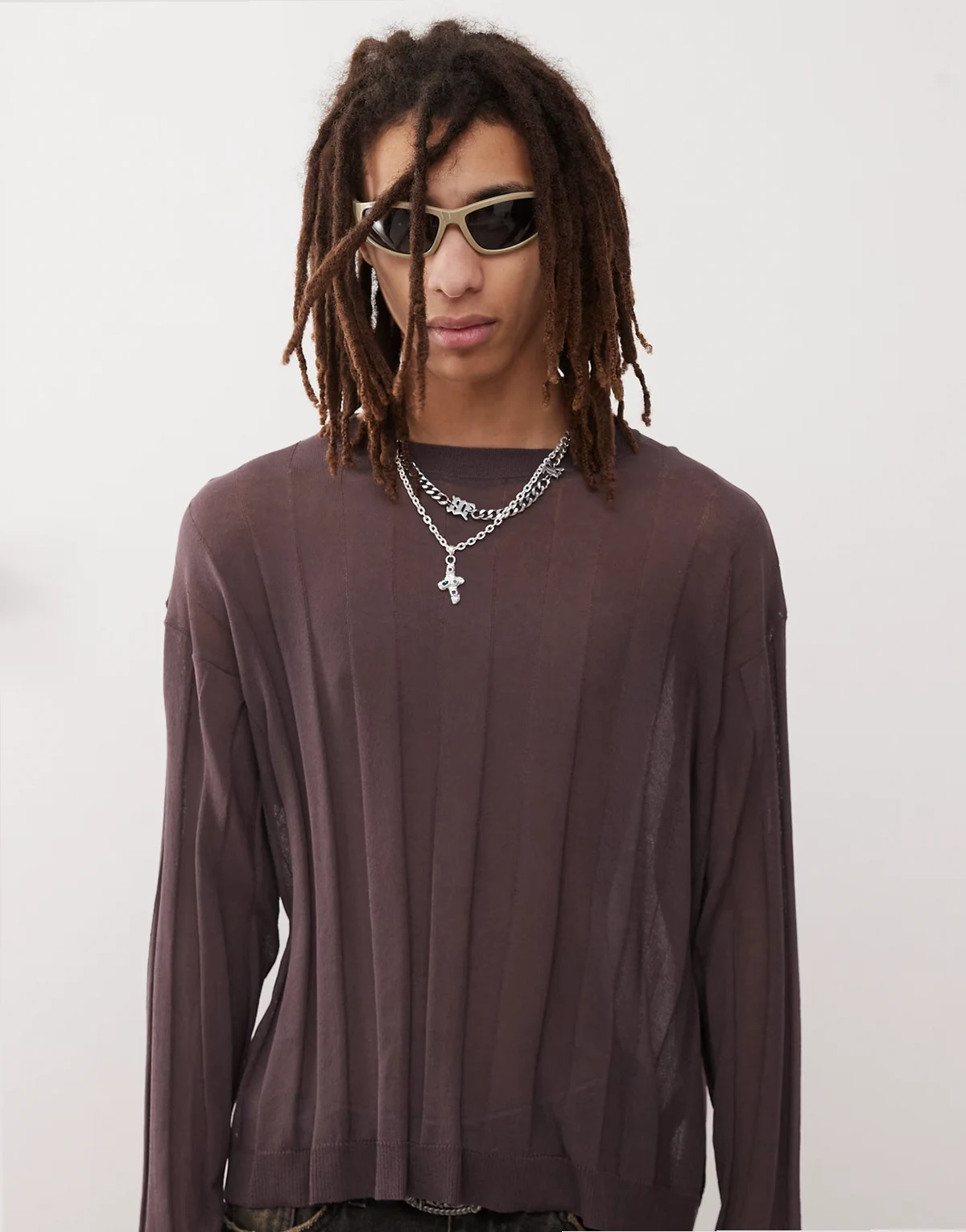 – Brązowy dzianinowy sweter oversize