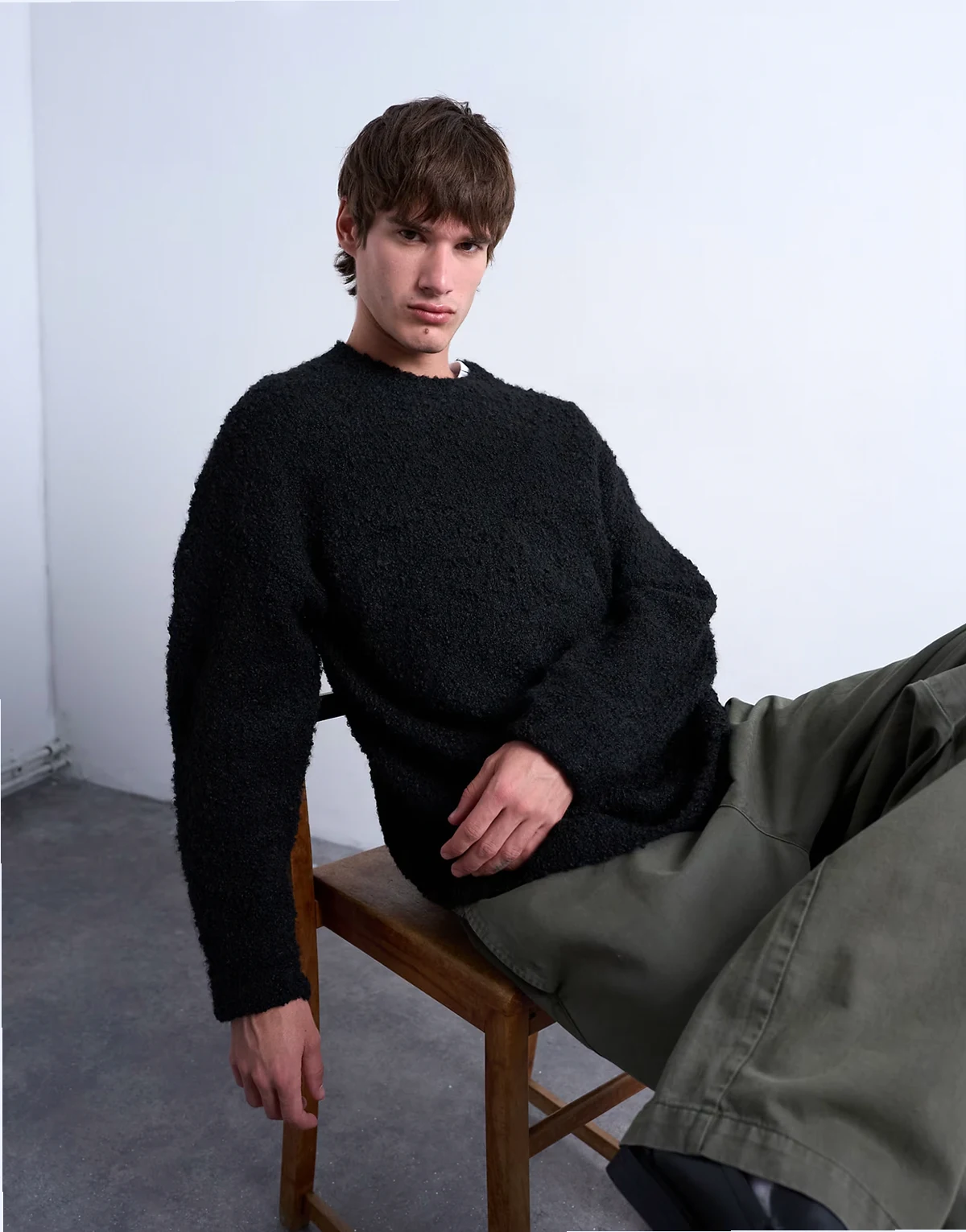– Locker geschnittener Bouclé-Pullover in Schwarz