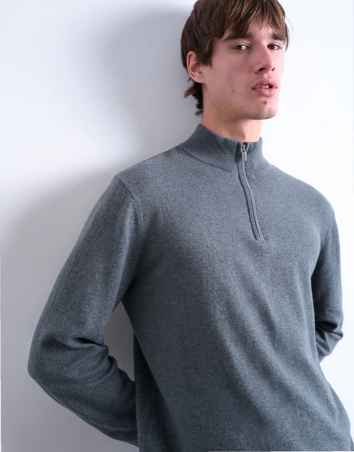 – Essential – Strickpullover in Anthrazit mit kurzem 1/4-Reißverschluss und Stehkragen