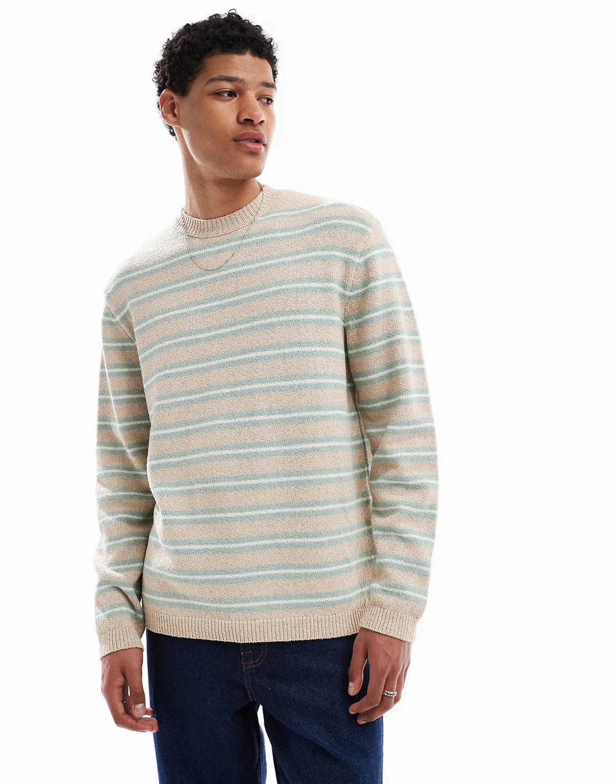 – Niebieski sweter z dzianiny boucle w paski