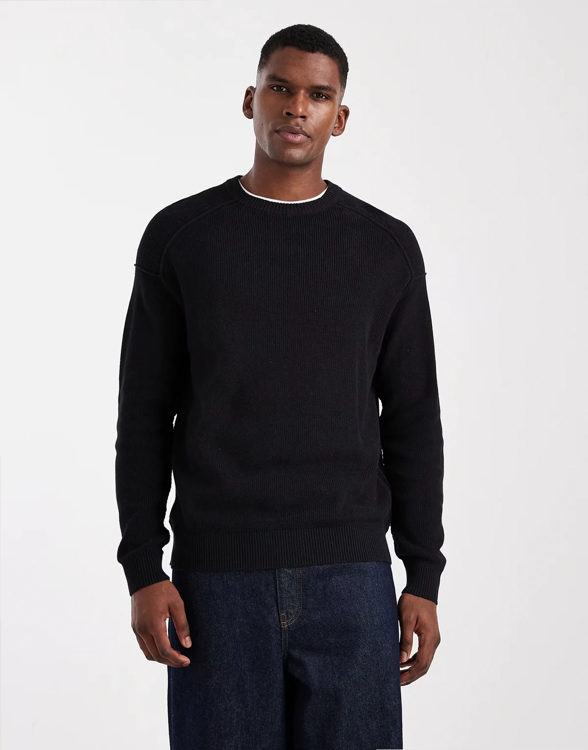 – Strickpullover in Schwarz mit tief angesetzten Schultern und Rundhalsausschnitt