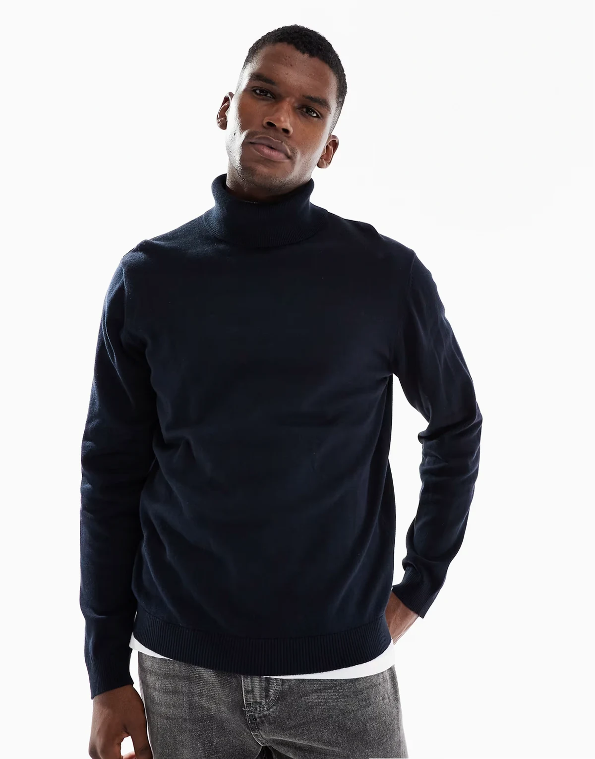 – Granatowy sweter z golfem