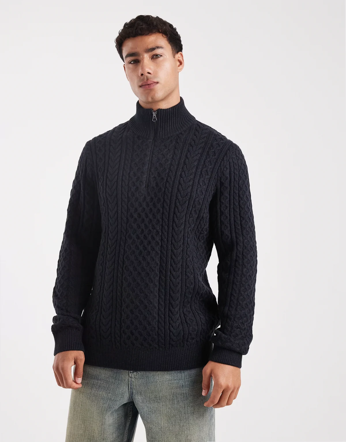 Premium – Granatowy sweter z dzianiny o warkoczowym splocie i zapięciem na suwak pod szyją