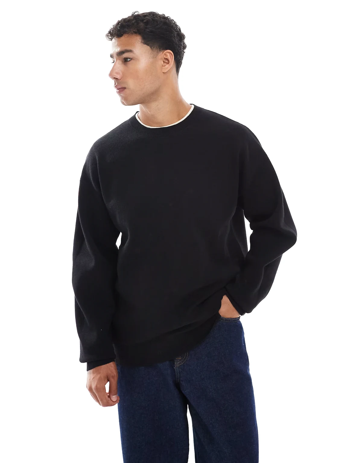 – Miękki czarny sweter z okrągłym dekoltem