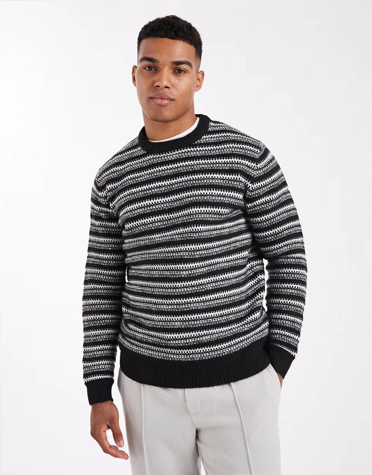 – Grobmaschiger Regular-Fit-Pullover in Schwarzweiß mit Streifen und Rundhalsausschnitt