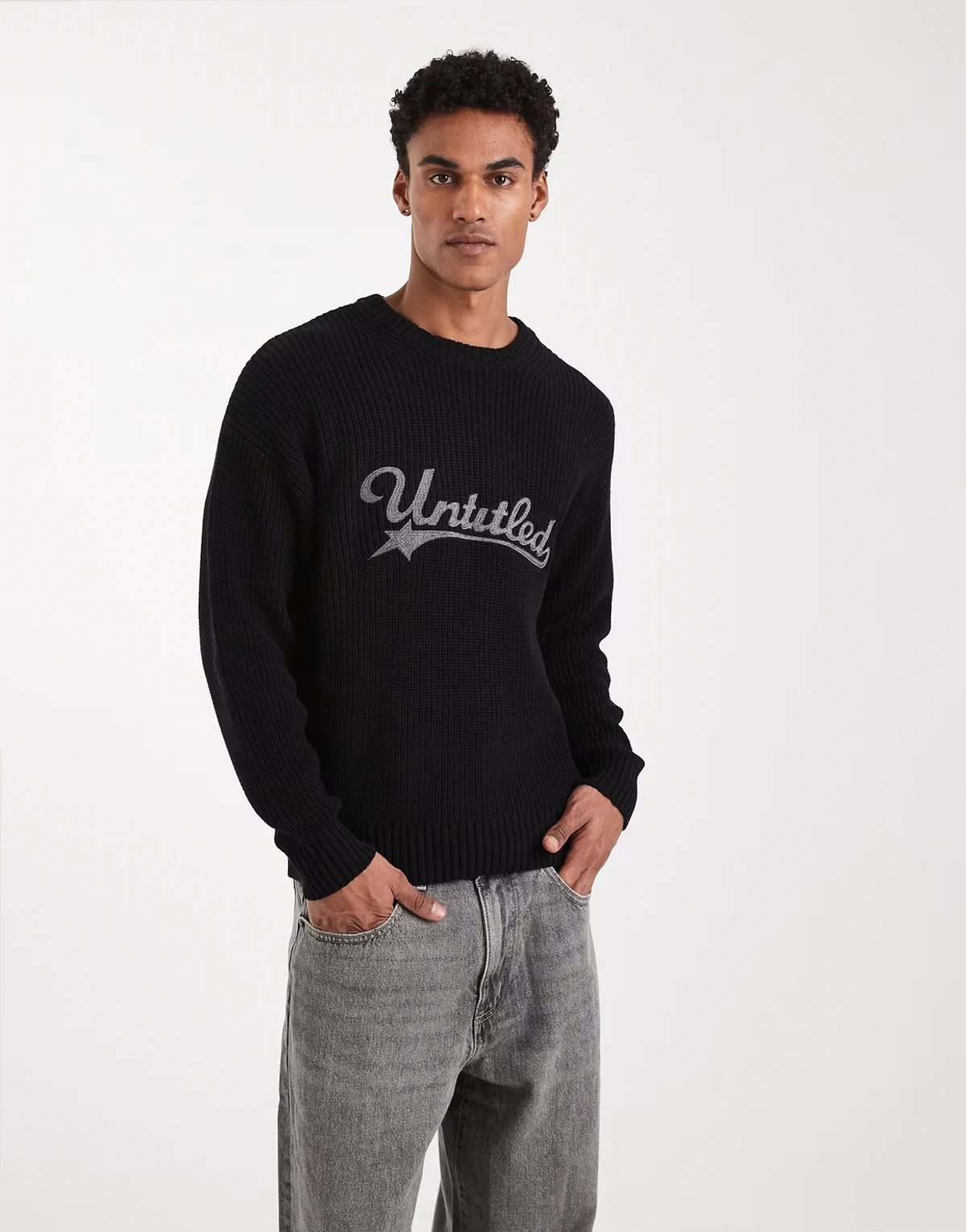 – Czarny dzianinowy sweter o pudełkowym kroju z okrągłym dekoltem