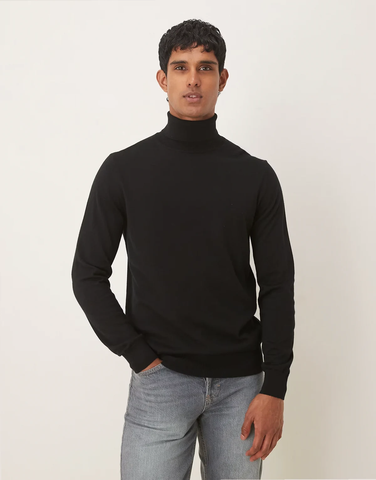 – Czarny wełniany top z golfem