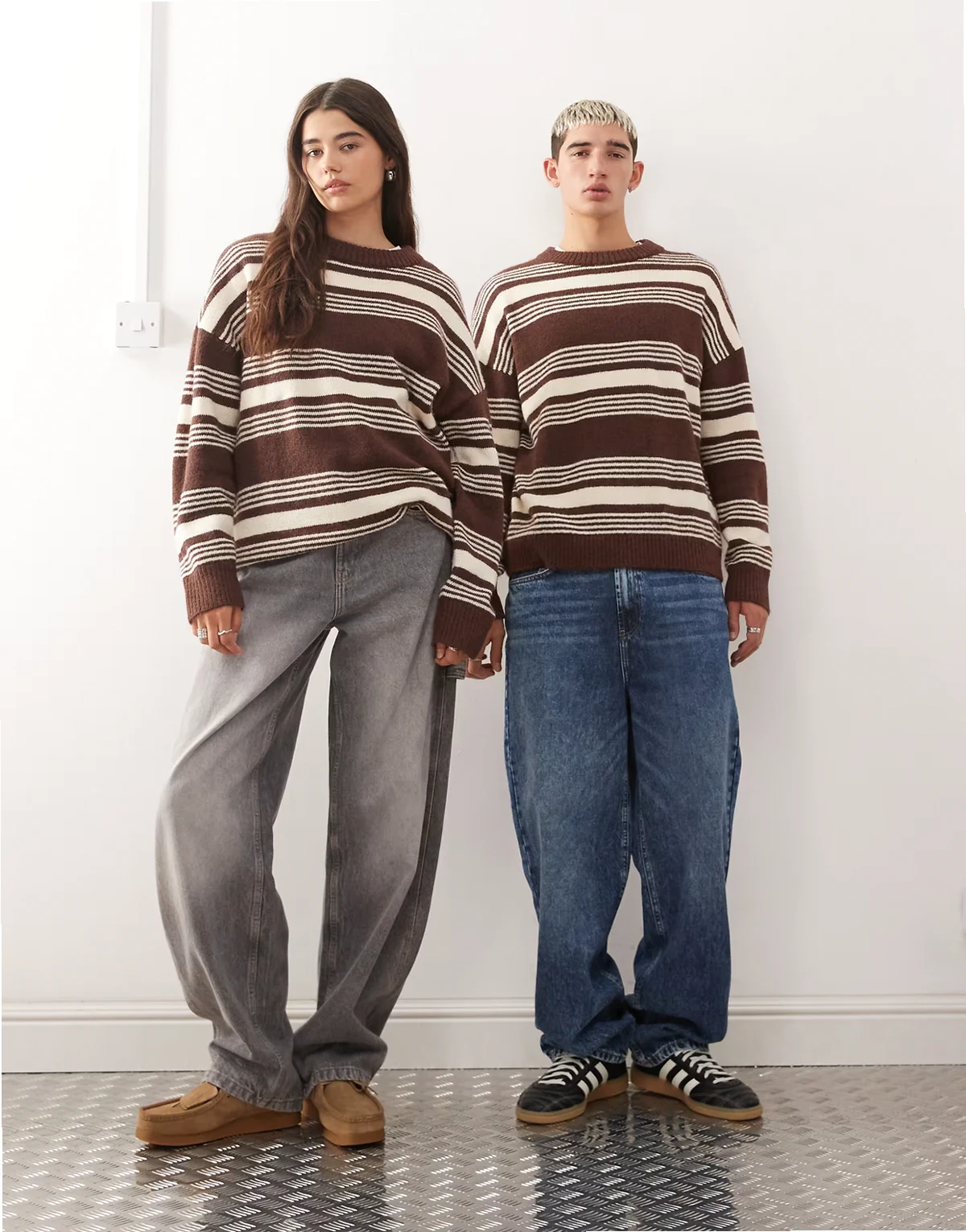 Unisex – Brązowy sweter z okrągłym dekoltem w paski