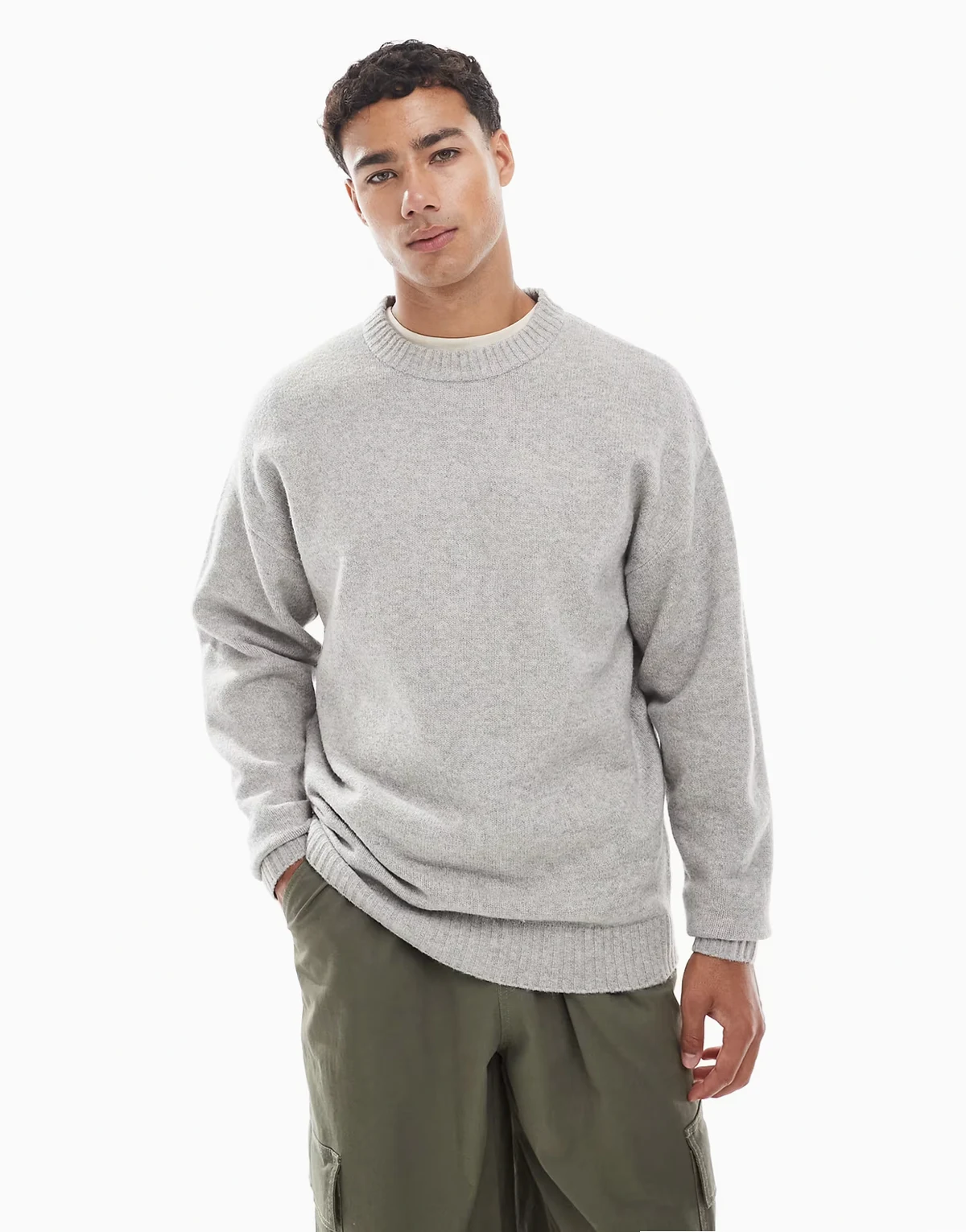 – Puszysty jasnoszary sweter oversize