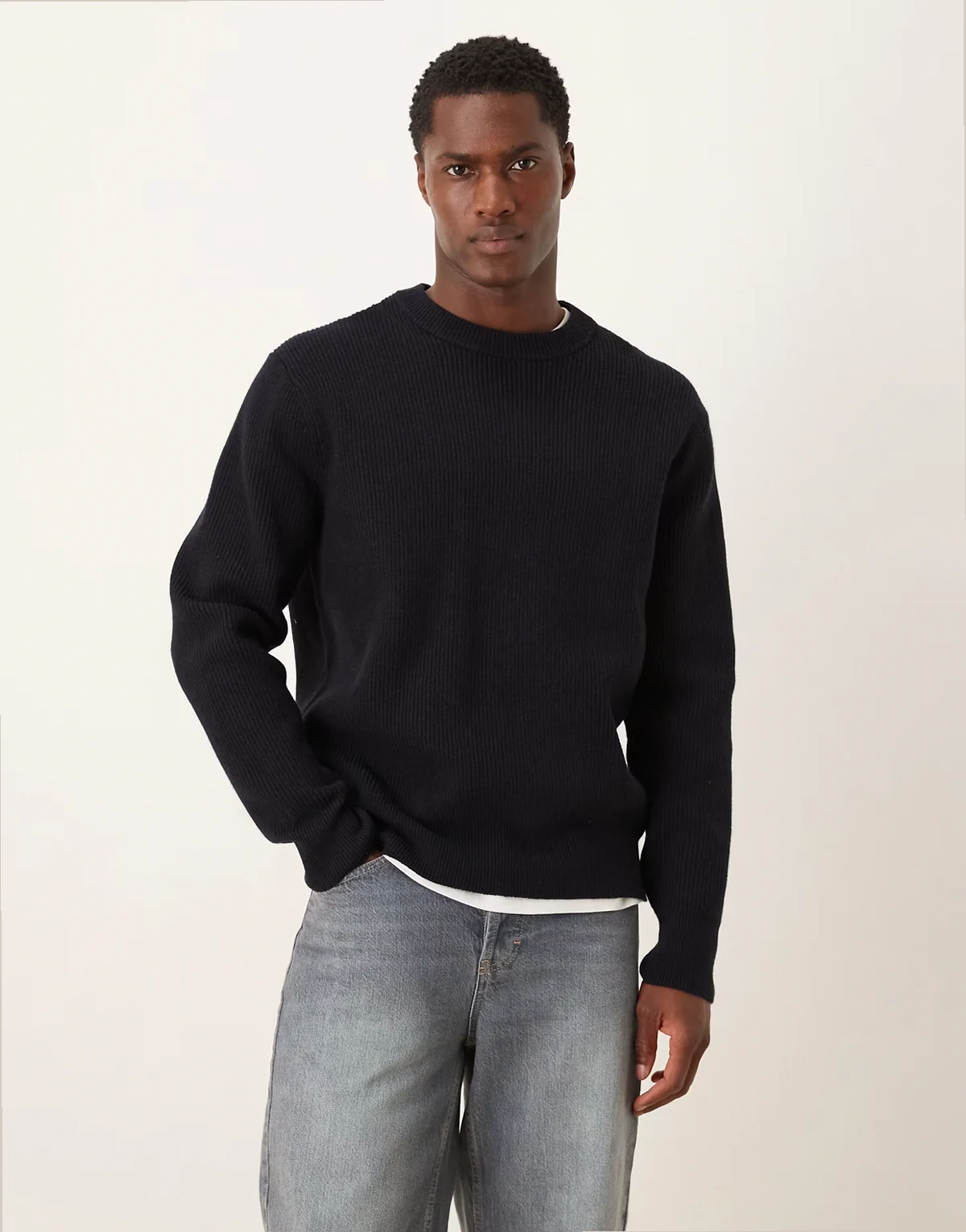 – Granatowy prążkowany sweter z mieszanki wełny o luźnym kroju