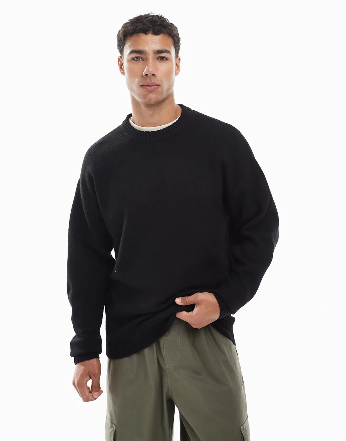 – Puszysty czarny sweter oversize