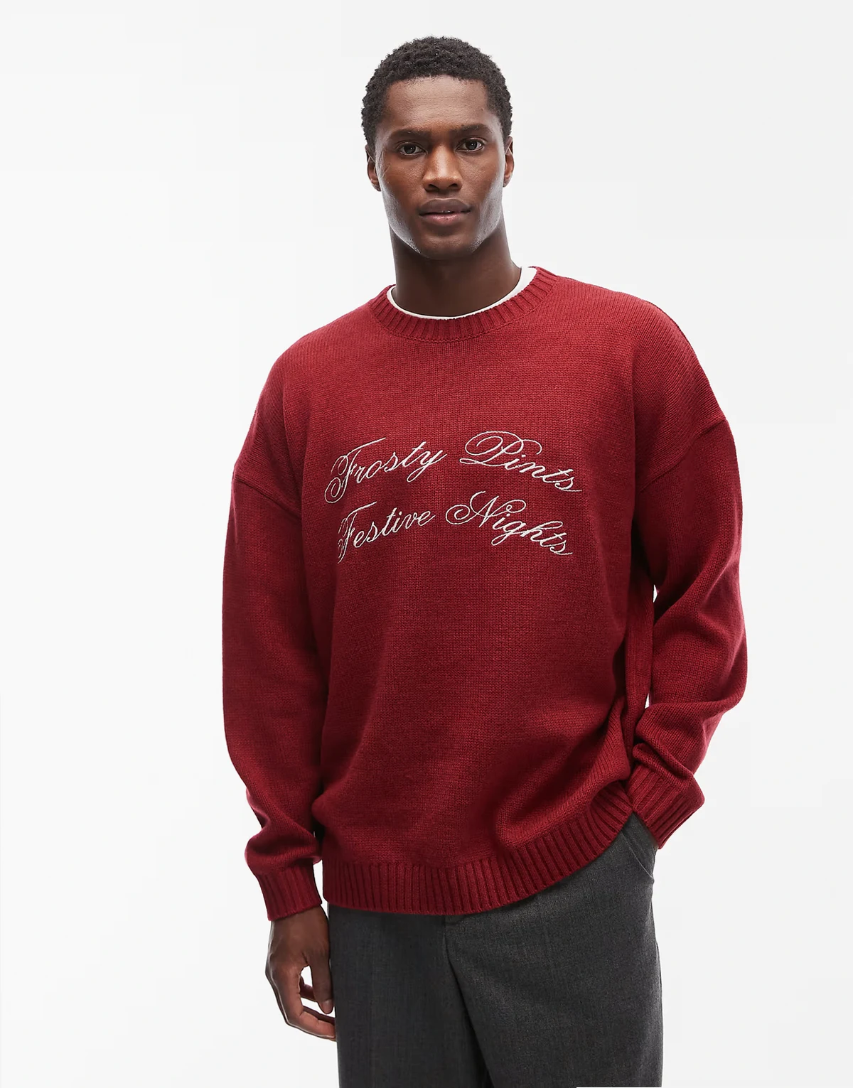 – Bordowy dzianinowy sweter oversize z napisem „Frosty Pints Festive Nights”