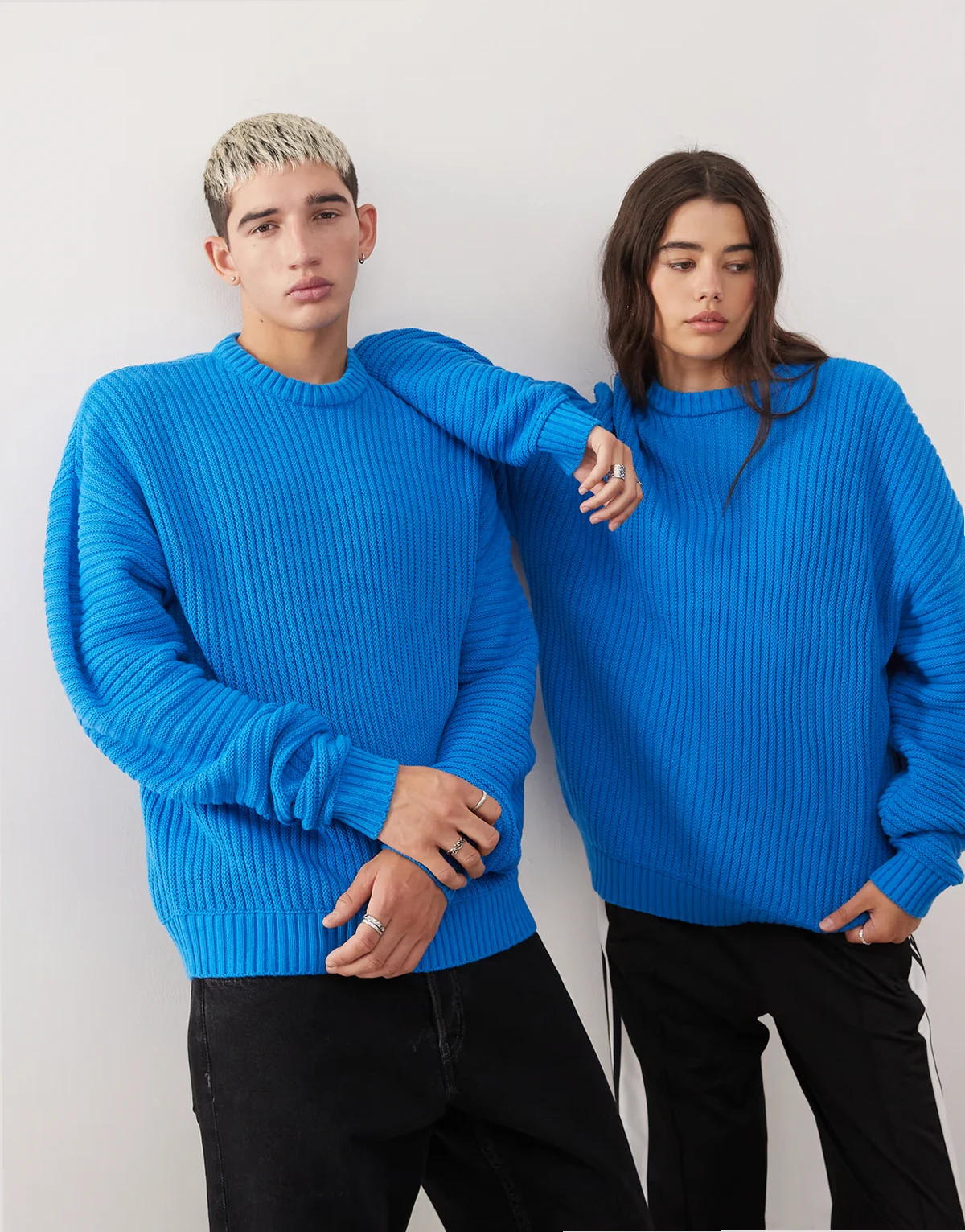 Unisex – Prążkowany niebieski sweter ze splotem angielskim