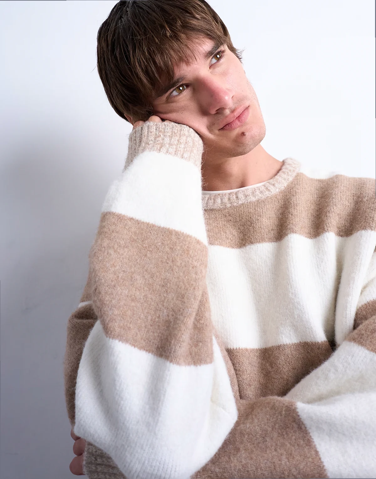 – Regulär geschnittener Pullover mit Streifen in Stone und Braun und Rundhalsausschnitt