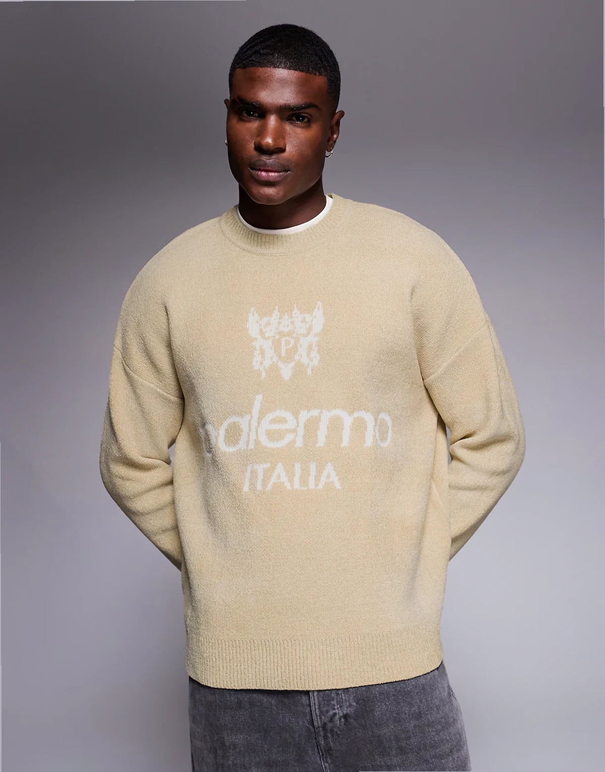 – Jasnobeżowy szenilowy sweter oversize z grafiką z motywem Palermo