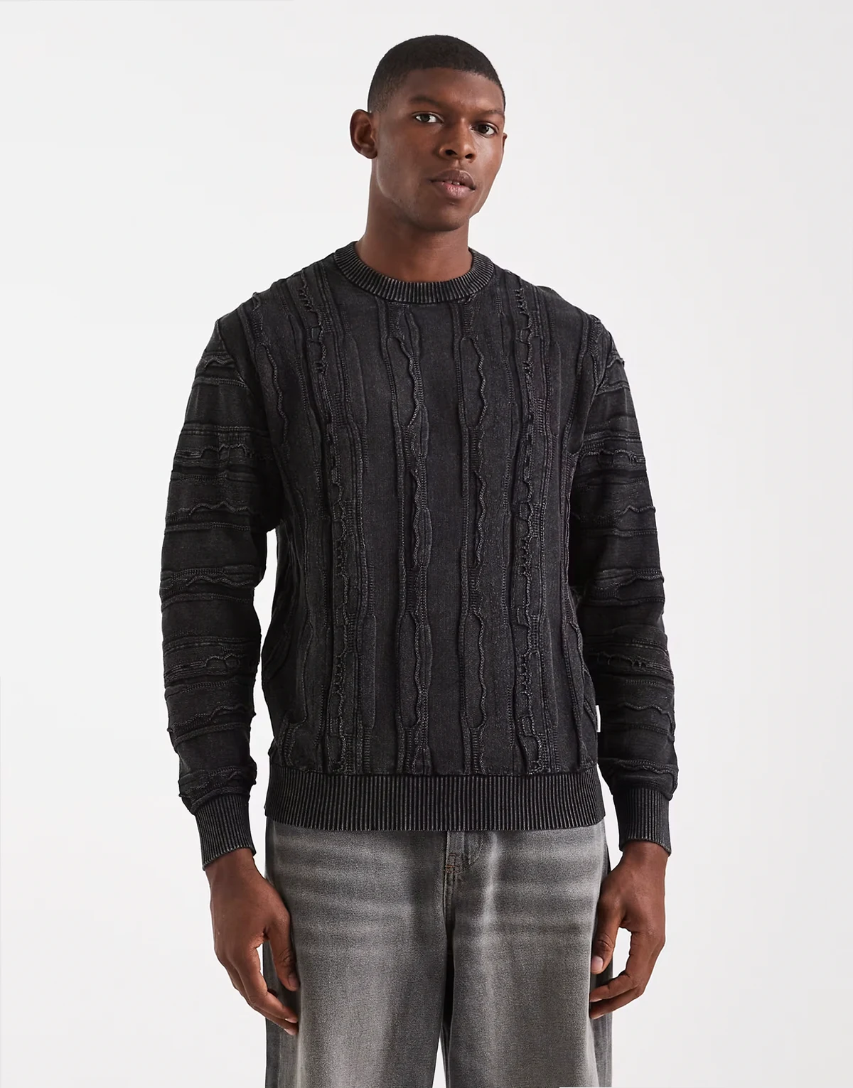 – Czarny sweter o pudełkowym kroju z dzianiny o warkoczowym splocie