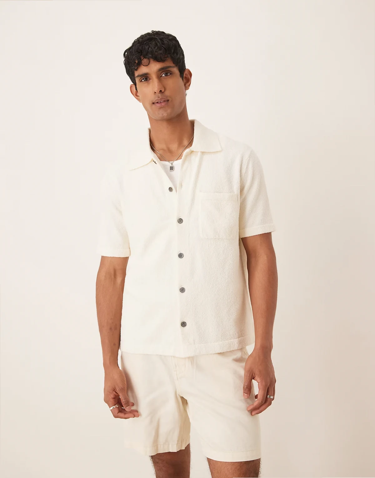 – Kurzärmliges Bouclé-Hemd aus strukturiertem Strick in Wollweiß mit weicher Haptik