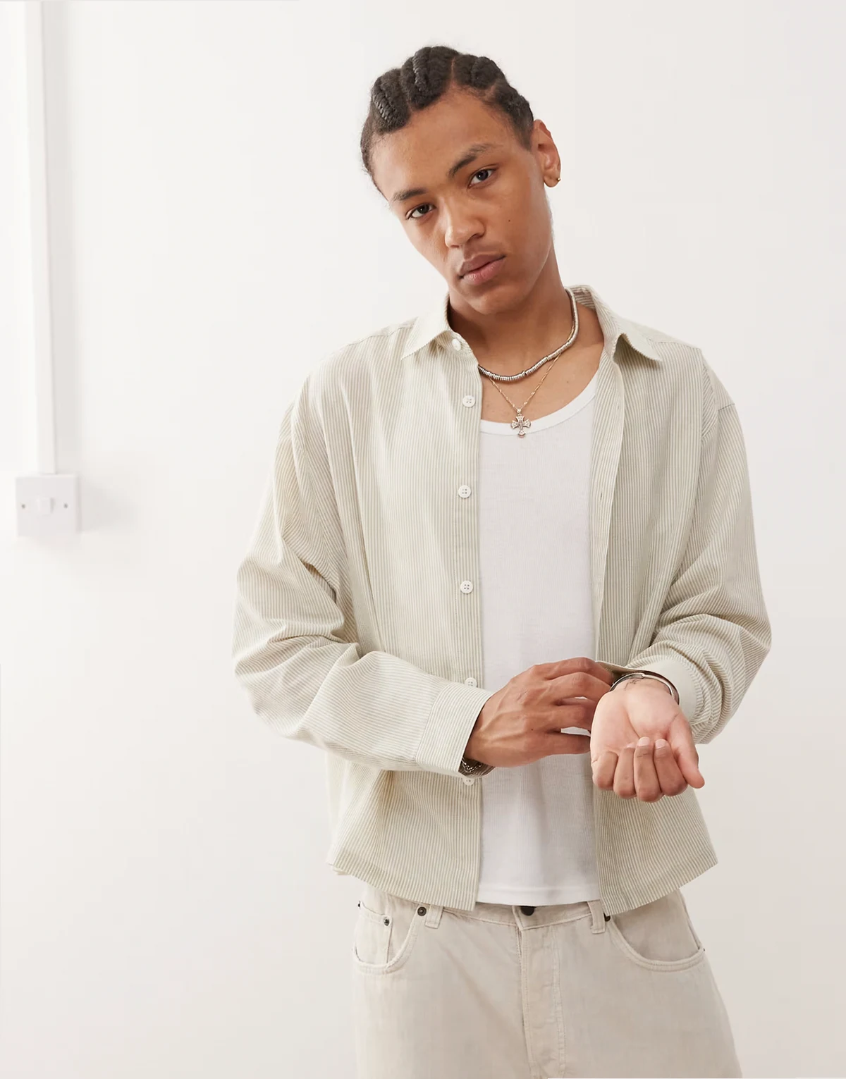 – Zielona koszula o pudełkowym kroju w paski