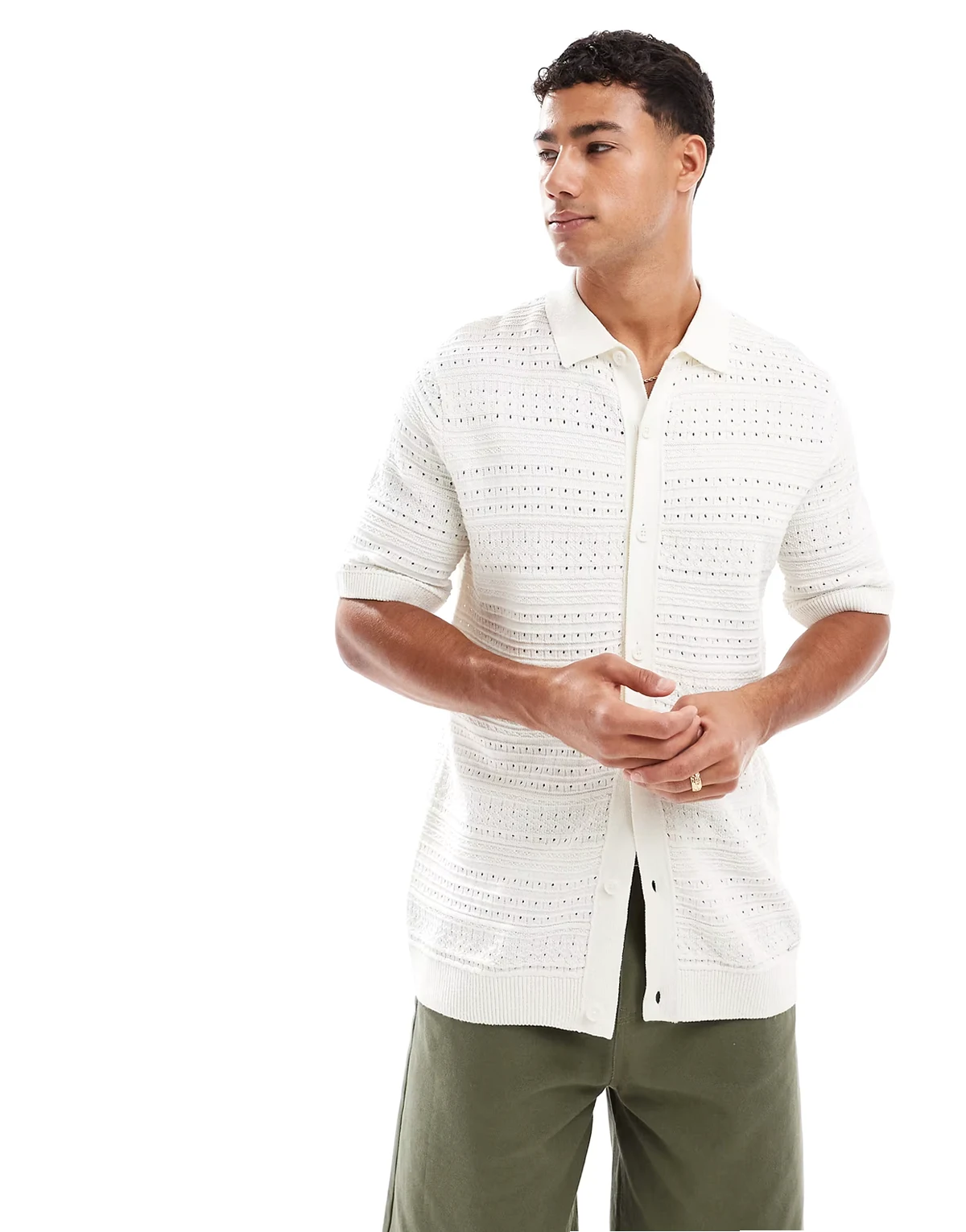 – Koszula z fakturowanej dzianiny z dużą zawartością bawełny w kolorze ecru zapinana na guziki