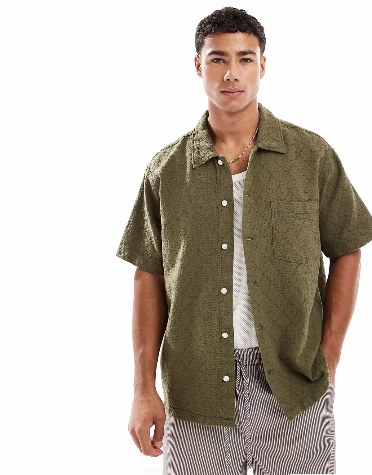 – Teksturowana koszula oversize w kolorze khaki