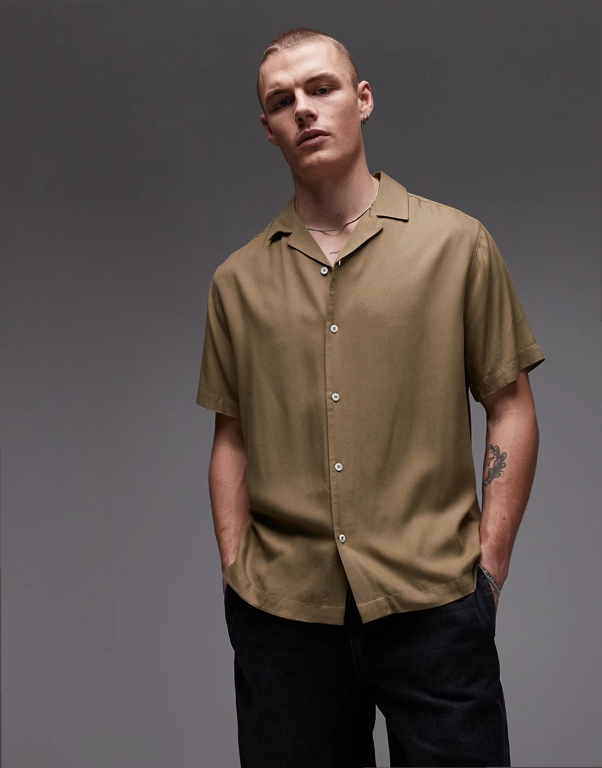 – Kurzärmliges Hemd in Khaki