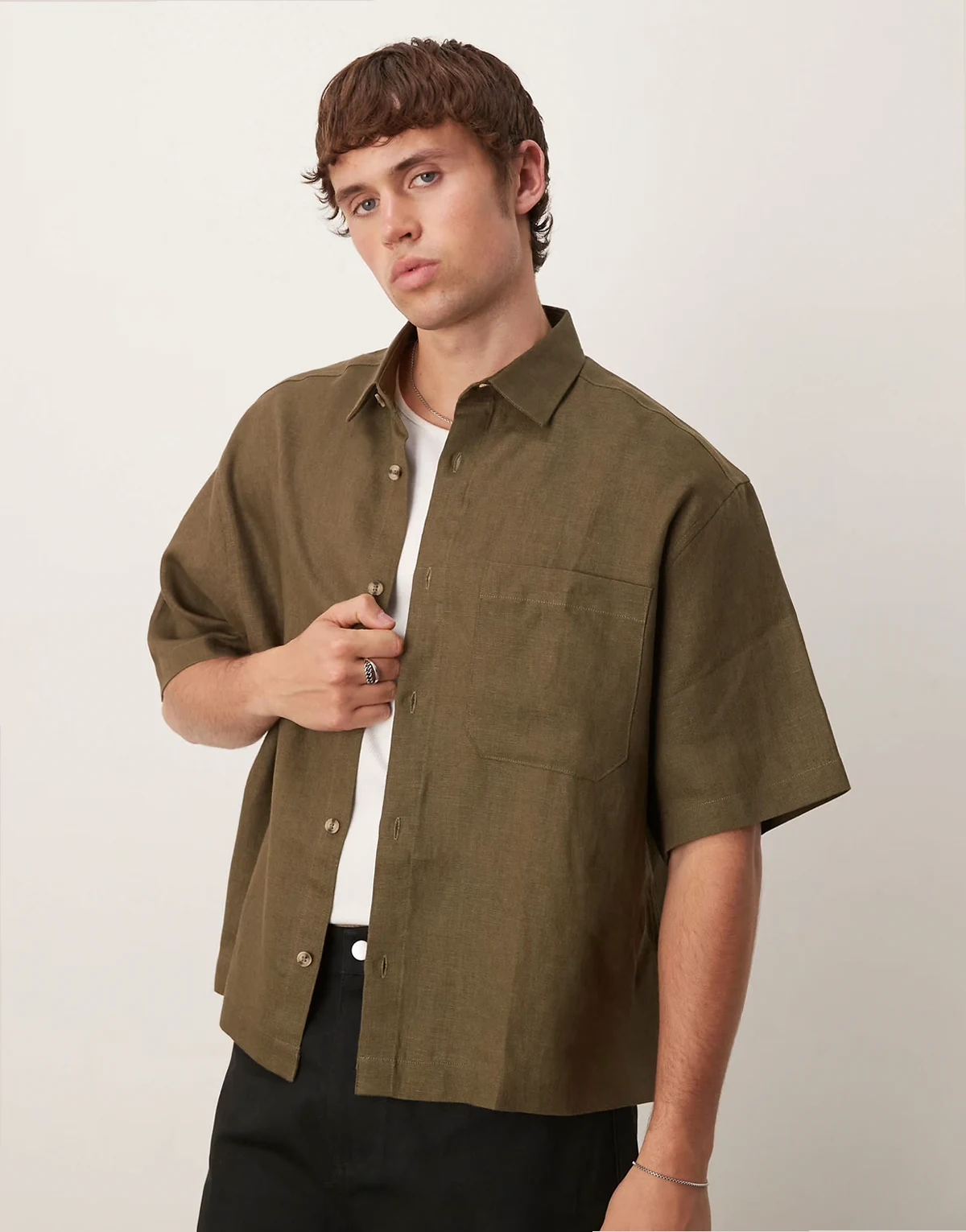 – Koszula oversize o pudełkowym kroju z lnu 100% w kolorze khaki