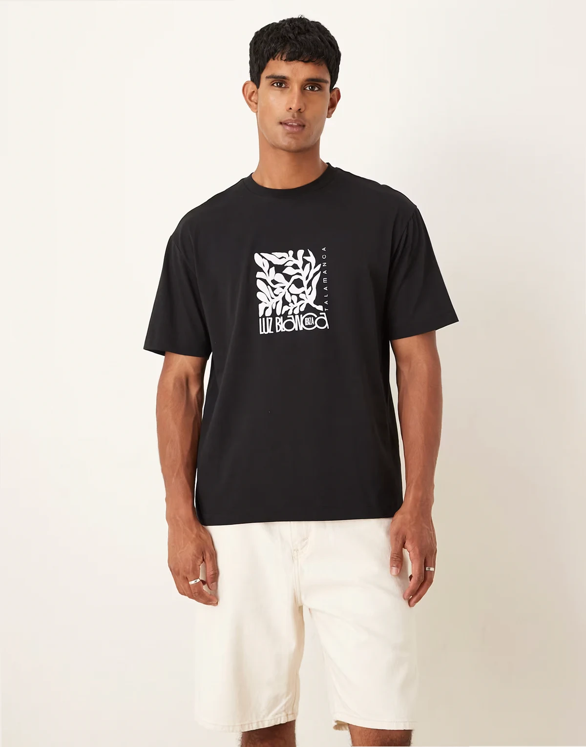 – Czarny luźny T-shirt z kwiatowym nadrukiem na piersi