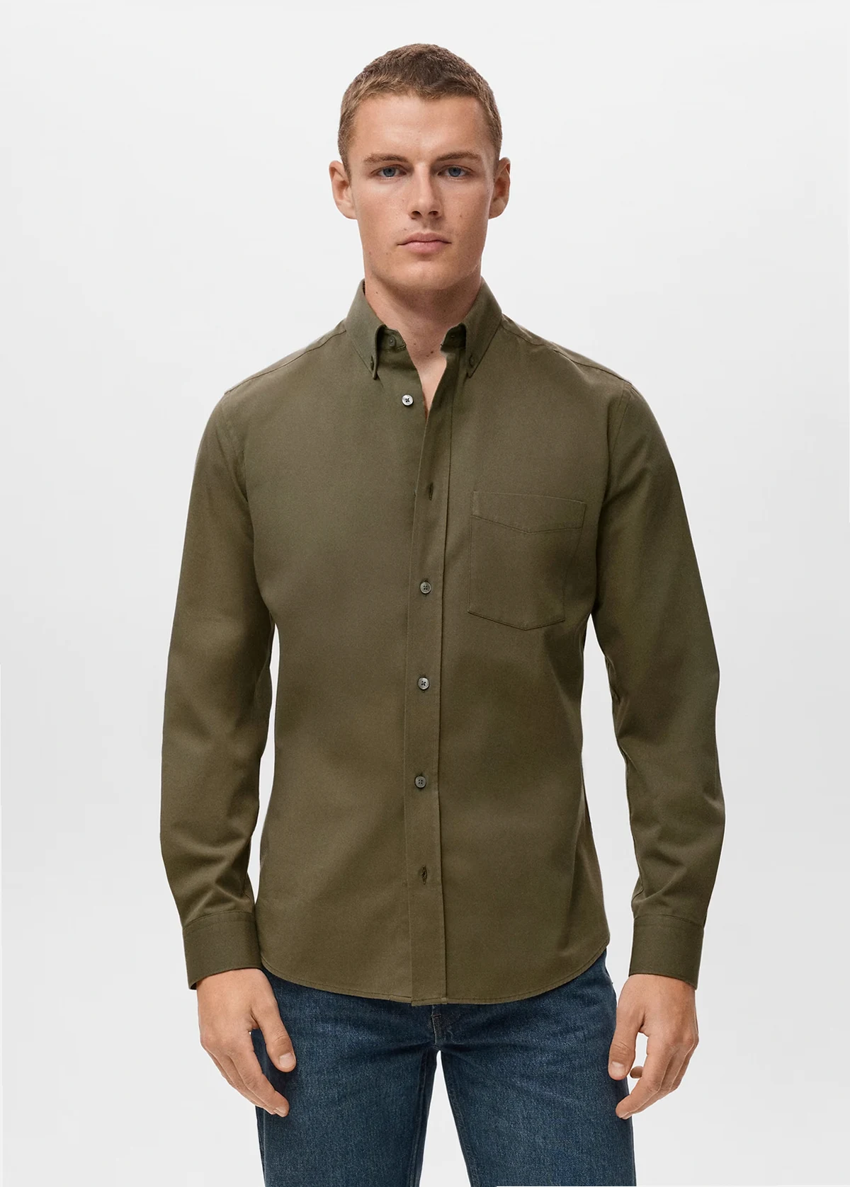– Klasyczna koszula z bawełny 100% w kolorze khaki