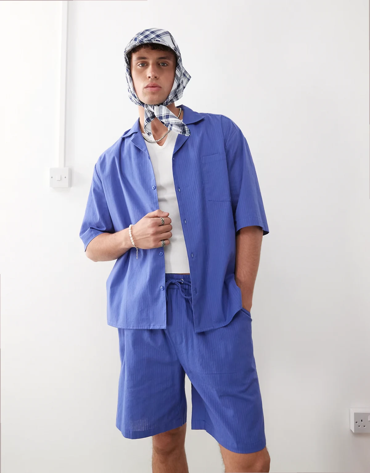 – Niebieska fakturowana koszula z tkaniny w prążki