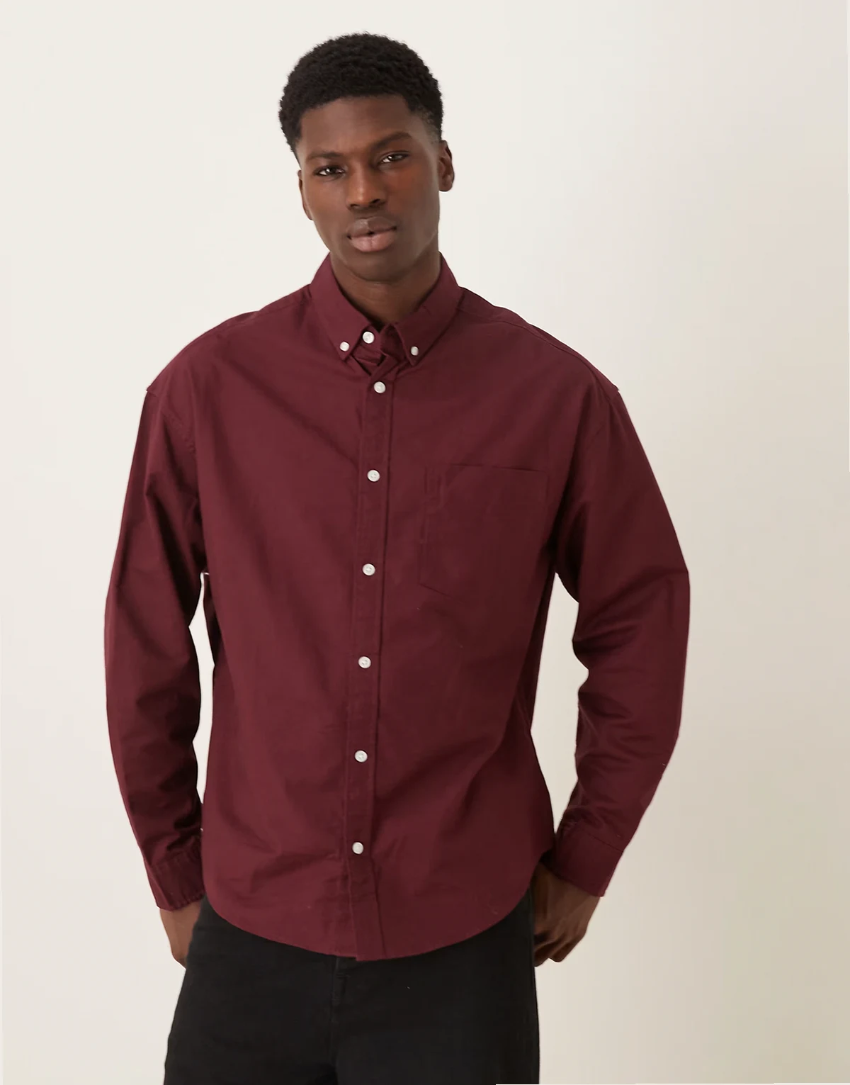 – Bordowa koszula Oxford oversize w stylu lat 90.