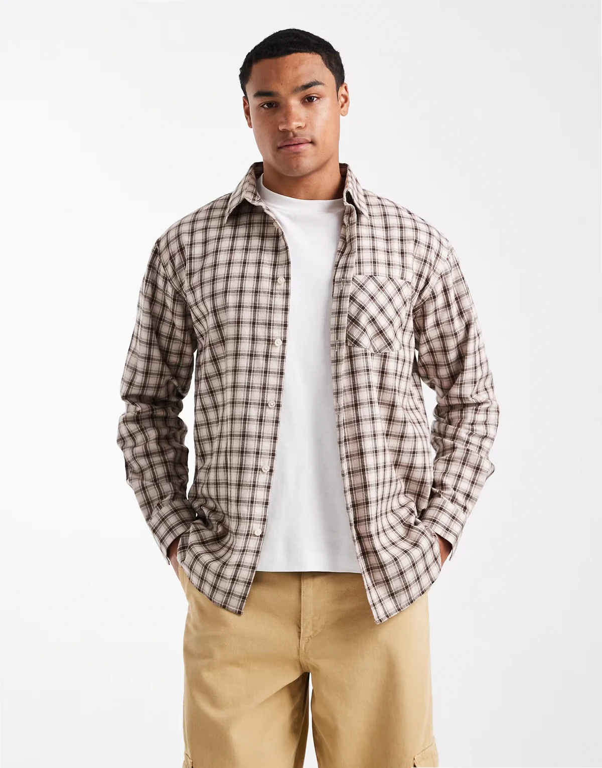 – Brązowo-kremowa zapinana na guziki koszula z długimi rękawami we wzór w kratkę