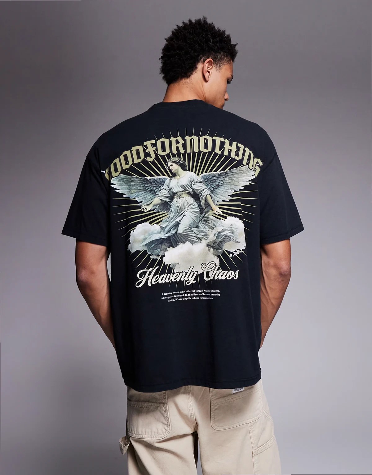 – Czarny T-shirt oversize z efektem sprania i nadrukiem na plecach